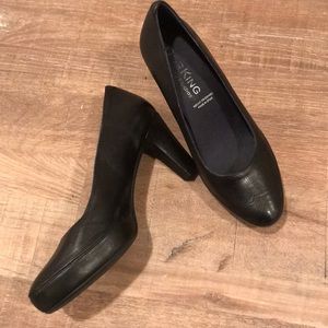 Black leather sturdy heeled shoes